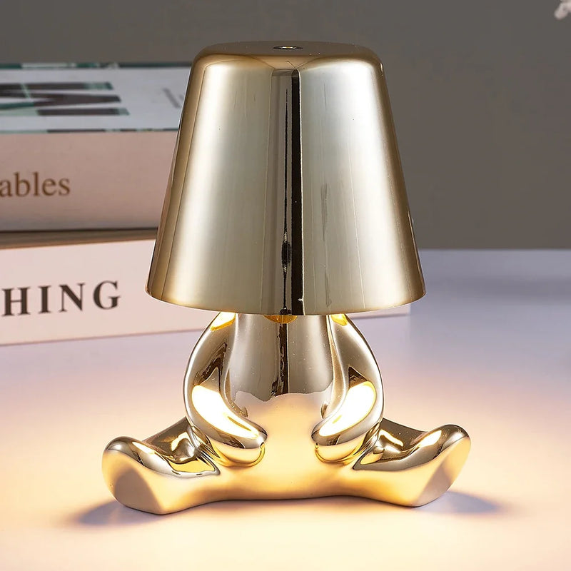Luminária de Mesa Little Golden Man: Iluminação Criativa e Versátil