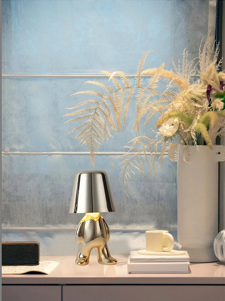 Luminária de Mesa Little Golden Man: Iluminação Criativa e Versátil