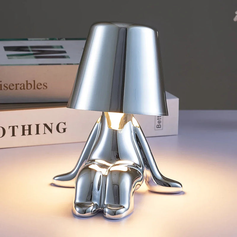 Luminária de Mesa Little Golden Man: Iluminação Criativa e Versátil